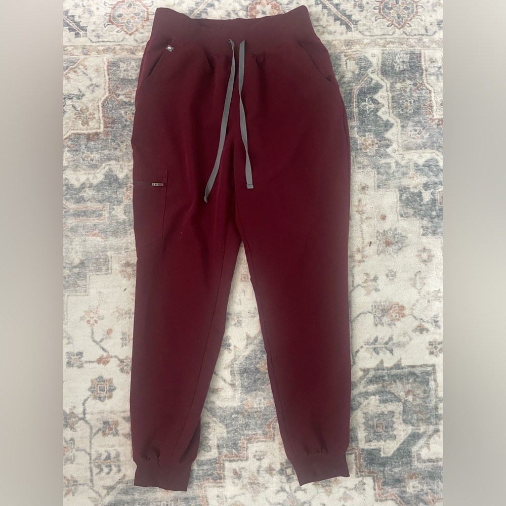 Figs women’s Burgundy Jogger Sweatpants with Contrast Drawstring
